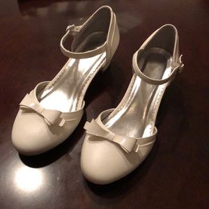 Girls Nine West white dress shoes size 2 1/2